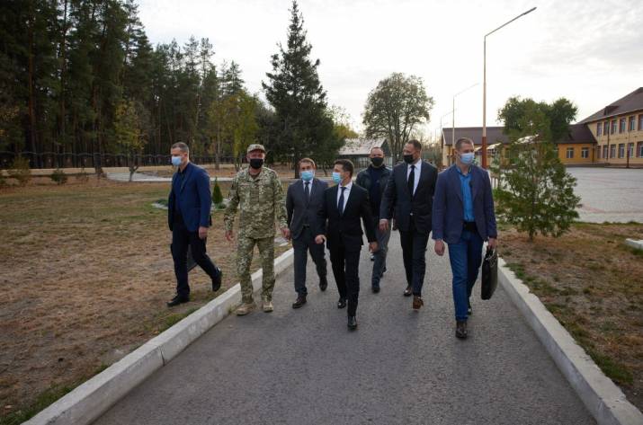 Сегодня, 23 октября, президент Украины Владимир Зеленский посетил Луганщину. Он побывал в Луганском областном лицее-интернате с усиленной военно-физической подготовкой «Кадетский корпус имени героев М