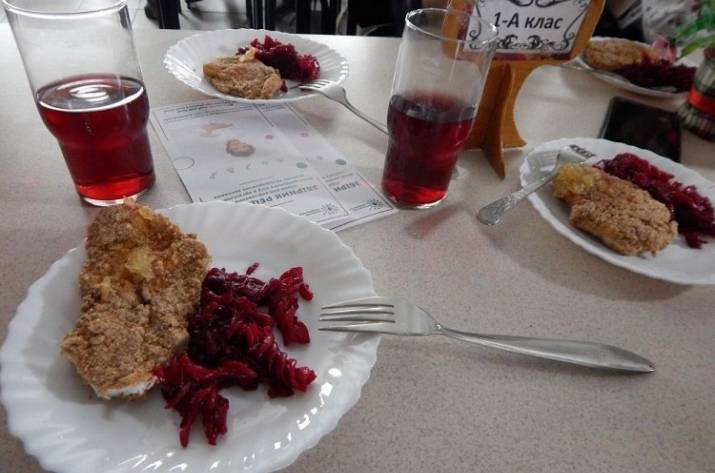 В Украине изменят рацион школьного питания. Теперь питание в столовых будет без колбас, сосисок, сладких газированных напитков, полуфабрикатов и других технологически обработанных мясных и рыбных блюд