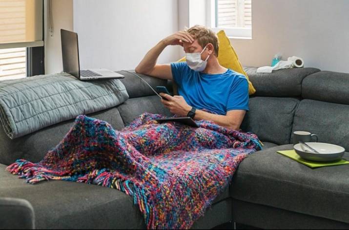 Контактные лица должны оставаться на самоизоляции в течение 14 дней с даты последнего контакта с человеком, который имеет подтвержденный или предполагаемый случай заражения коронавирусом. Завершать са