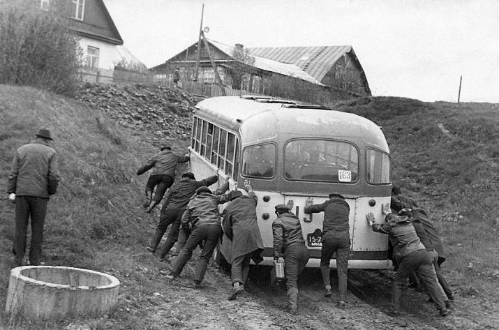 Так, друзья — сегодня будет большой и интересный пост о том, как на самом деле жила советская провинция. В среде любителей СССР почему-то популярен миф о том, что все люди в СССР жили богато и приволь