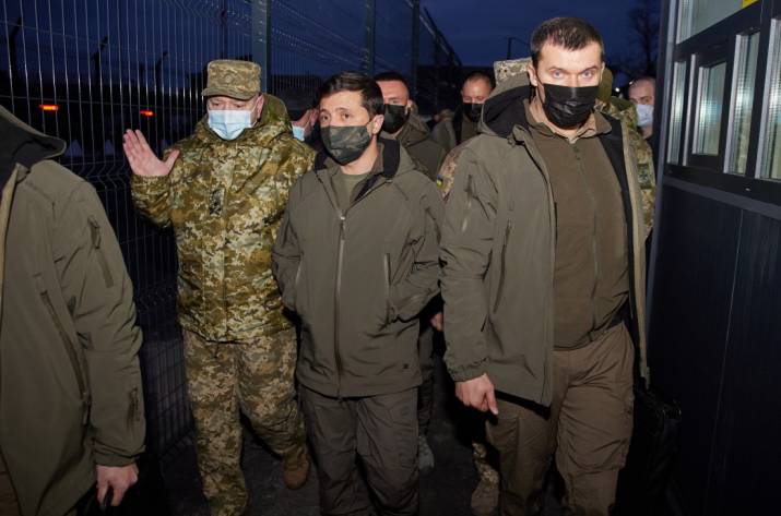 В ходе рабочей поездки на Луганщину президент Украины Владимир Зеленский вместе с представителями дипломатических миссий осмотрел новый контрольный пункт въезда-выезда «Счастье».