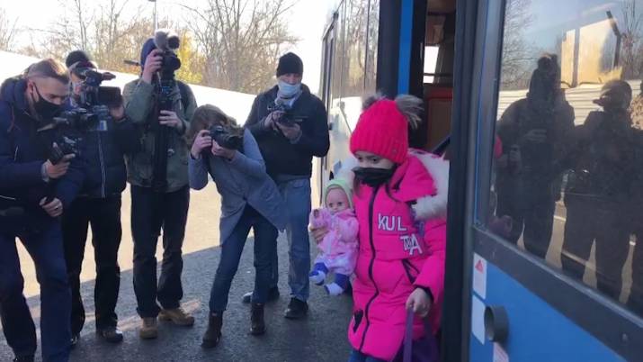 Все, кто сегодня пересек КПВВ «Счастье» в направлении ОРЛО, вернулись из-за того, что оккупанты отказали им в пропуске.