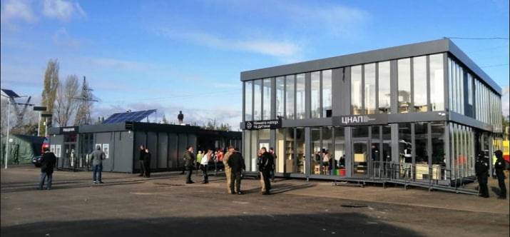 На КПВВ «Новотроицкое» к середине декабря обустроят современный сервисный центр с предоставлением всех админуслуг, отделением «Ощадбанка», банкоматами, аптеками и пр. Он будет выстроен по аналогии с и