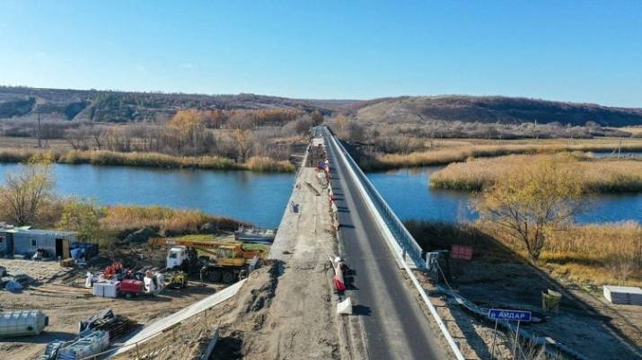 Продолжаются работы по восстановлению моста через реку Айдар в рамках проекта «Большое Строительство».