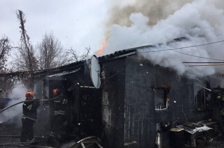 Сегодня, 17 ноября, в 09:35 в Службу спасения поступило сообщение о том, что по ул. Запорожская в Лисичанске горит дом.