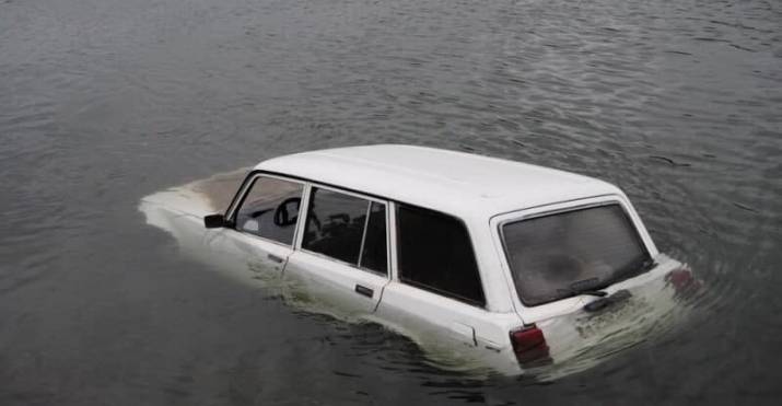 В оккупированном Зугрэсе, что на Донетчине, легковой автомобиль съехал с моста в реку. Водитель погиб.