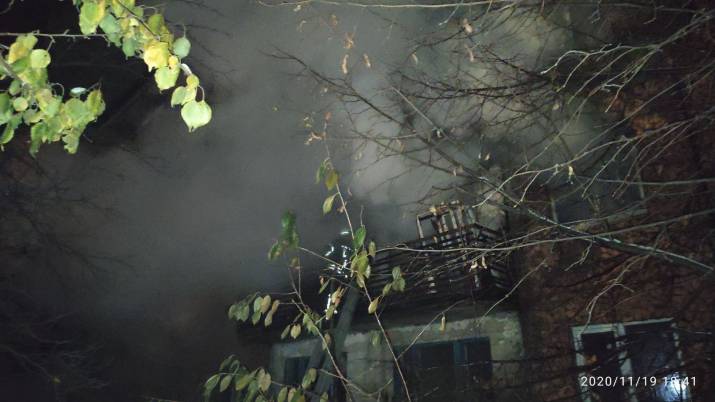 Вчера, 19 ноября, в 17:59 в Службу спасения поступило сообщение о том, что в Новотошковском Попаснянского района горит квартира на втором этаже пятиэтажного жилого дома.