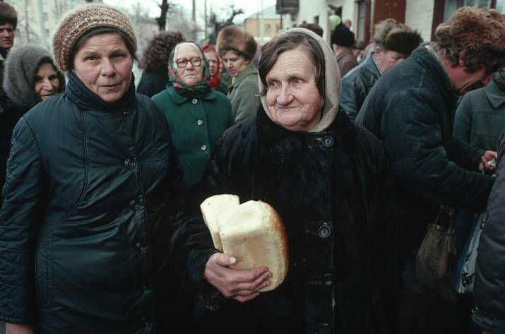 Так, друзья — сегодня будет большой и интересный пост в одной из наиболее популярных рубрик блога — обзор фотографий реальной советской жизни, которые без прикрас показывают, как на самом деле жили лю