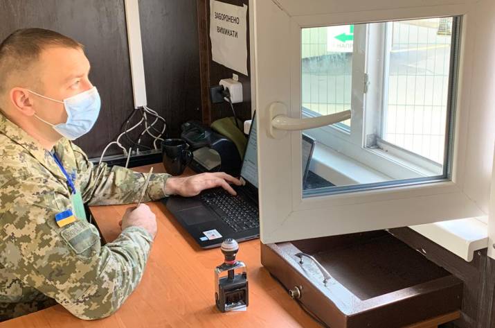 Все украинские КПВВ на линии разграничения функционируют ежедневно с 08.00 до 16.00.