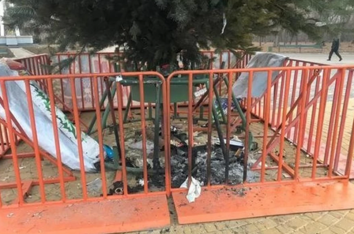 Новогоднюю елку в центре Луганска пытались поджечь 