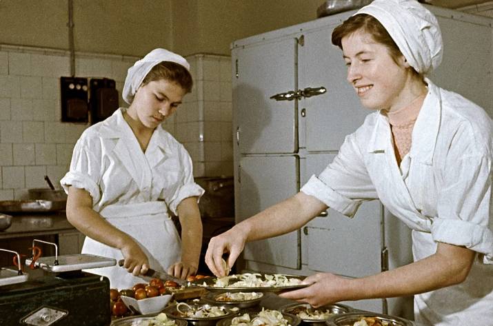 Так, друзья, сегодня поговорим на одну весьма интересную тему, которая сильно понизит вашу любовь к СССР — если она ещё, конечно, существует) Речь пойдёт о продуктах питания, которых не существовало в