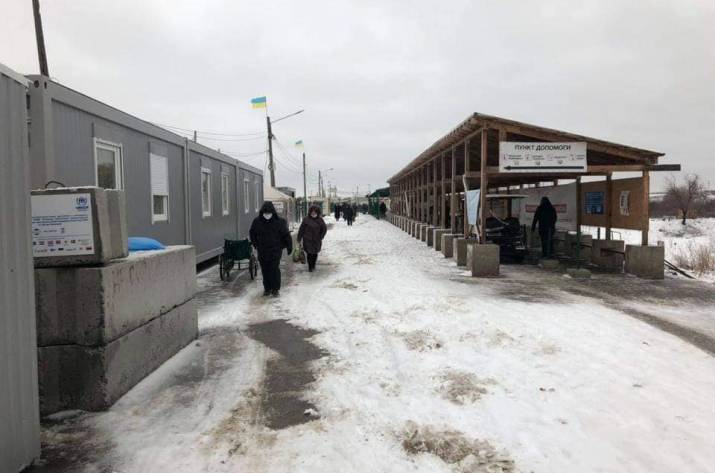 В связи с ухудшением погодных условий, возникли сложности с пересечением КПВВ в Станице Луганской у уязвимых категорий населения.