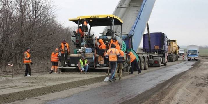 Продолжается ремонт дороги между Лисичанском и Бахмутом