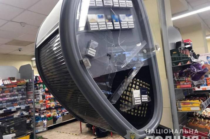 В Мариуполе мужчина разгромил супермаркет “АТБ” (видео)