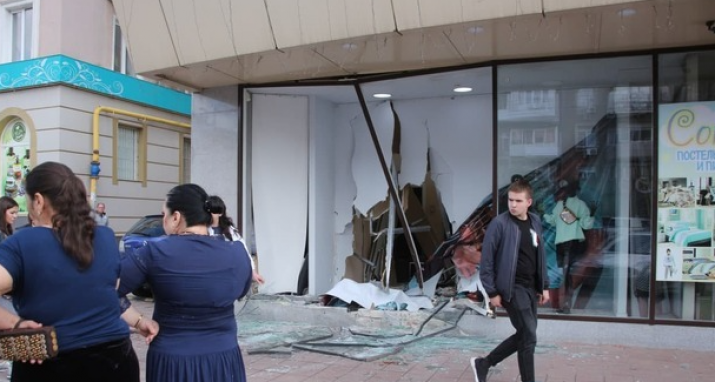 В Луганске авто въехало в витрину торгового центра 