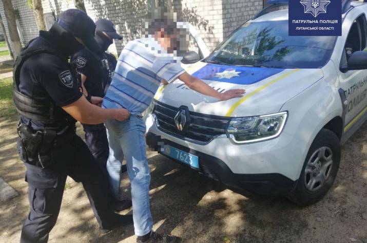 В Рубежном мужчина разгуливал по улице с боеприпасом в кармане (фото)