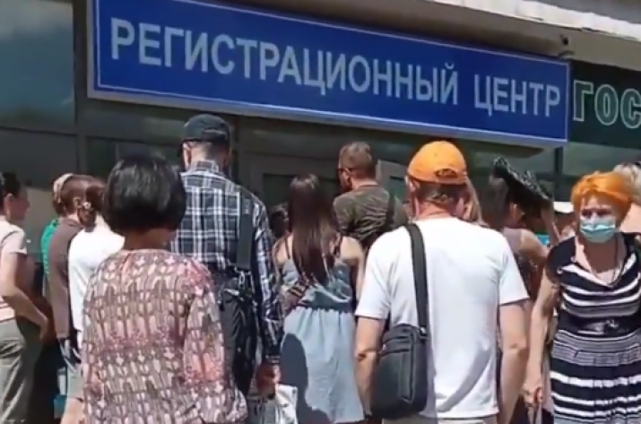 В Луганске огромные очереди к регистраторам права собственности (видео)