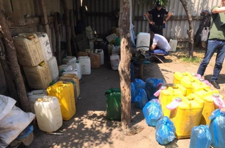 Полицейские разоблачили и задокументировали факт незаконной торговли топливом.