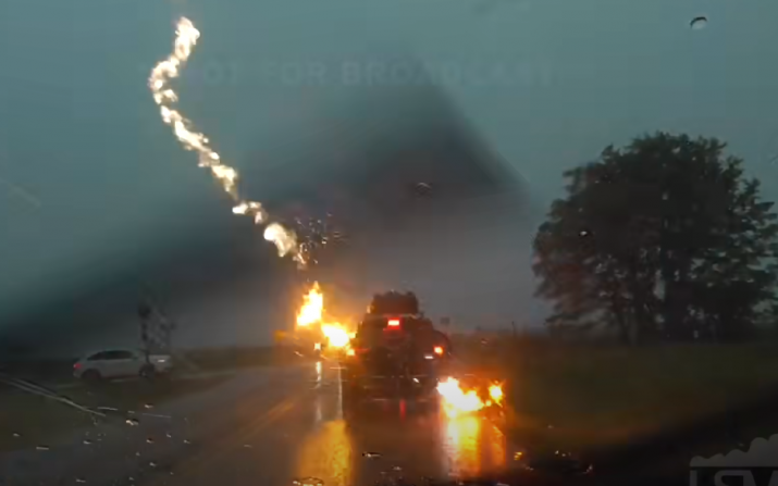 Молния четыре раза ударила в автомобиль: видео
