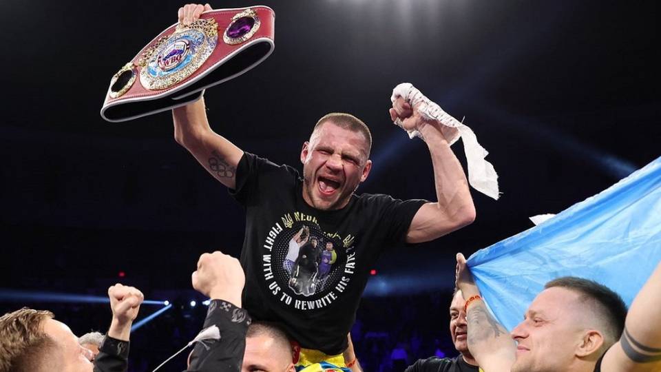 Денис Берінчик з титулом WBO у легкій вазі.