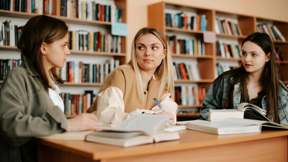 студенти бібліотека книги