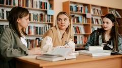 студенти бібліотека книги