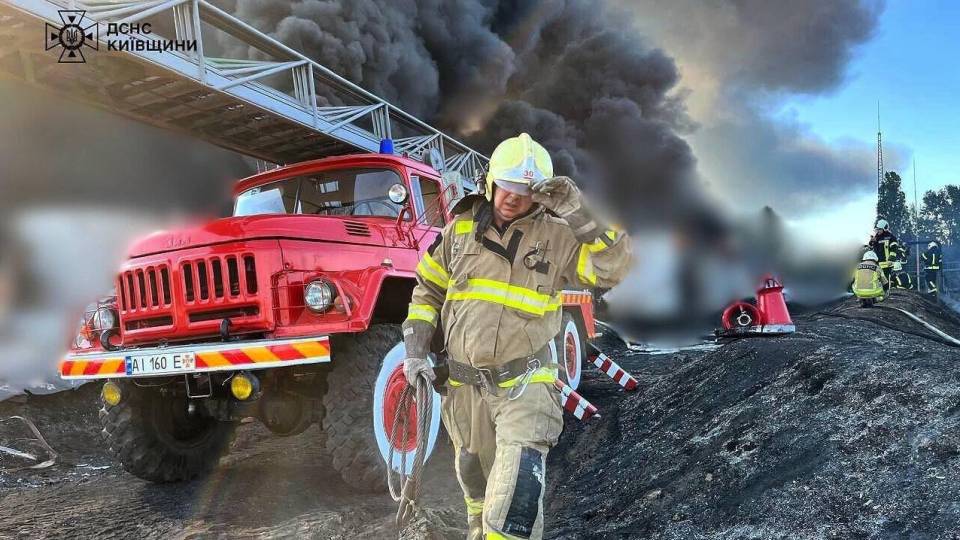 Масштабна пожежа спалахнула на Київщині: до гасіння залучили робота