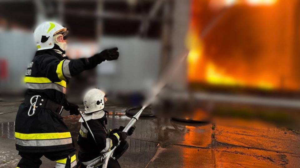 Рятувальники ліквідовують пожежу, що виникла внаслідок падіння уламків під час ворожої атаки.