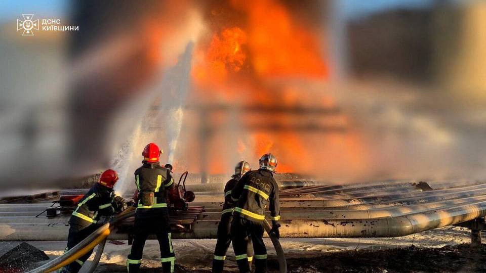 На Київщині рятувальники майже добу намагаються загасити полум’я