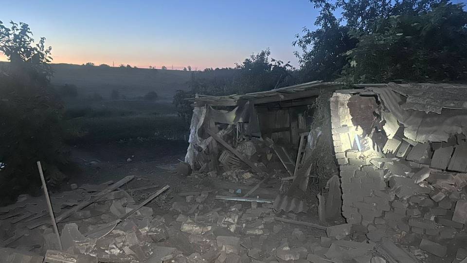 9 поранених, пошкоджені будинки та адмінбудівлі: що відомо про обстріли Донеччини