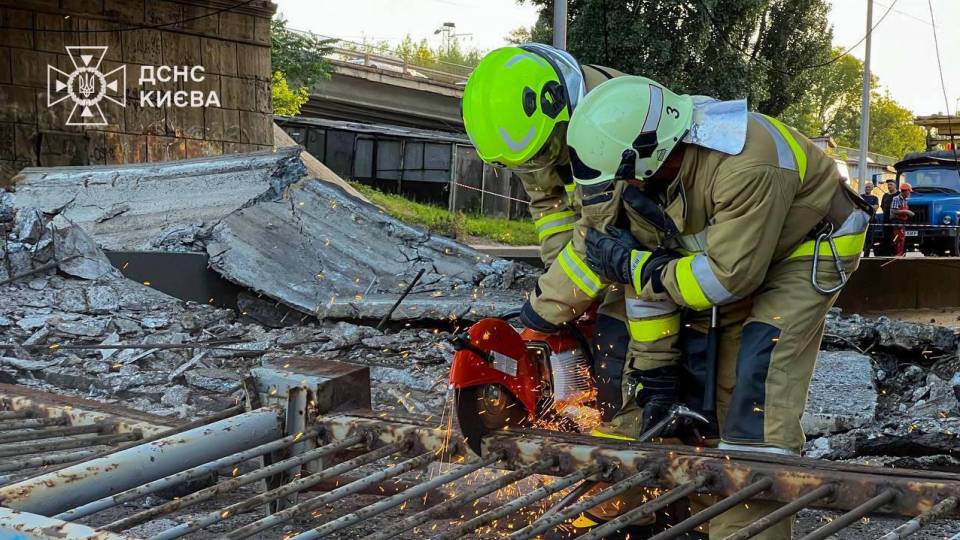 У Києві обвалився міст: що відомо