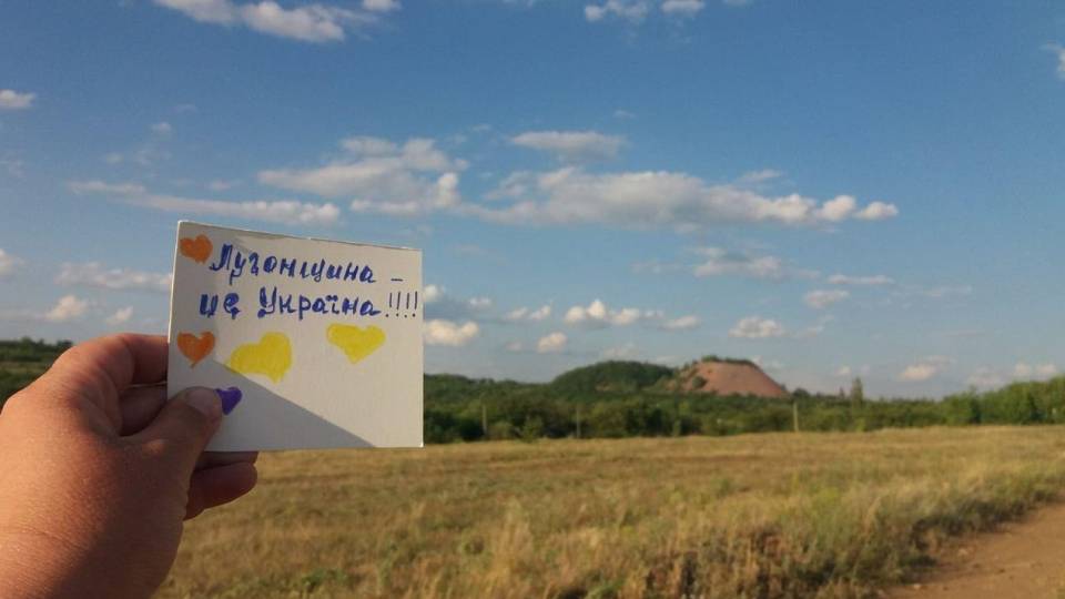 Спротив у Луганську продовжується: активісти поширили проукраїнські листівки