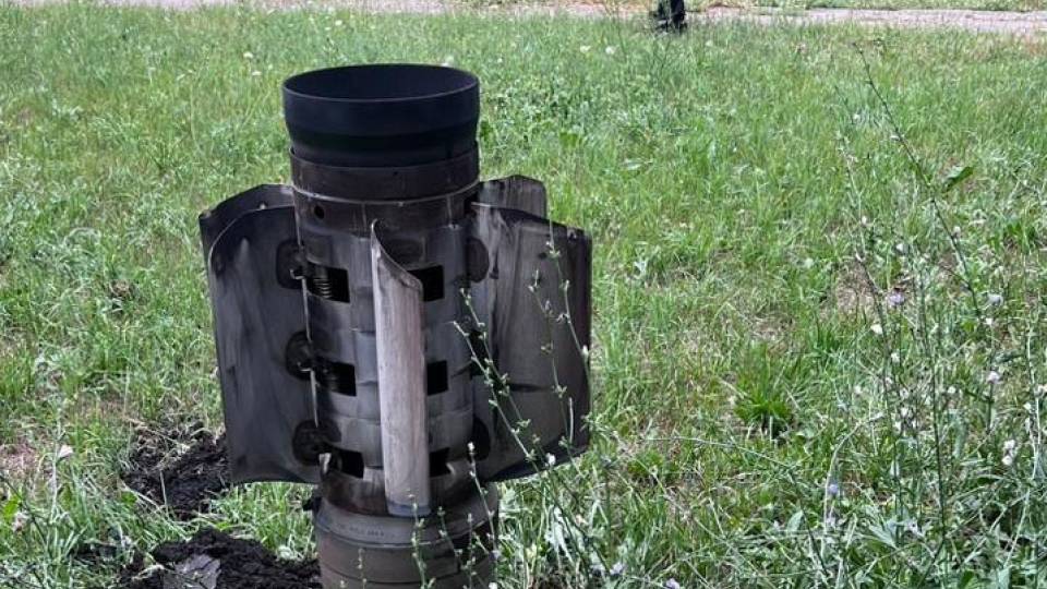 снаряд, обстріл Донеччини, ракета в землі