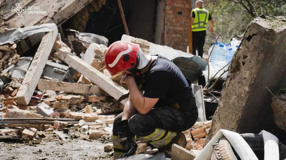 рятувальник, рятувальник біля завалів, наслідки обстрілу, Київ