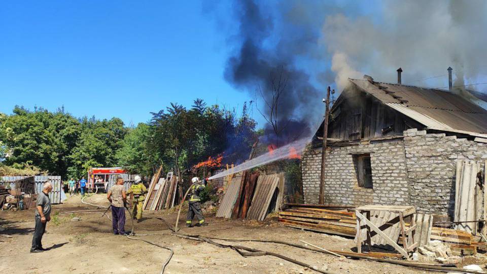 пожежа в Луганську, дим, горить будинок