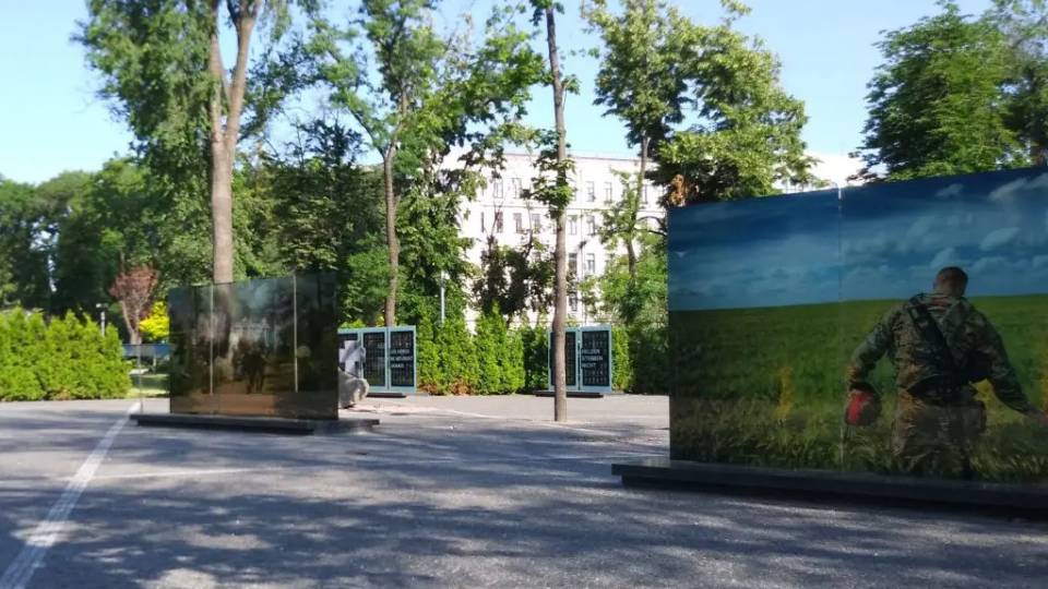 Стела на Алеї пам'яті Героїв Небесної Сотні та загиблих воїнів АТО в Дніпрі