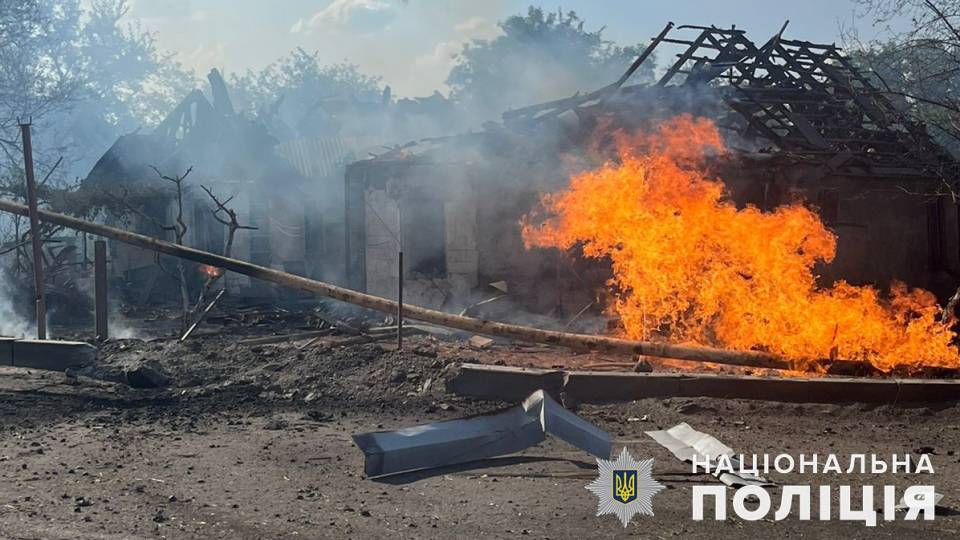 обстріл Донеччини, вогонь, наслідок обстрілу, палає будинок