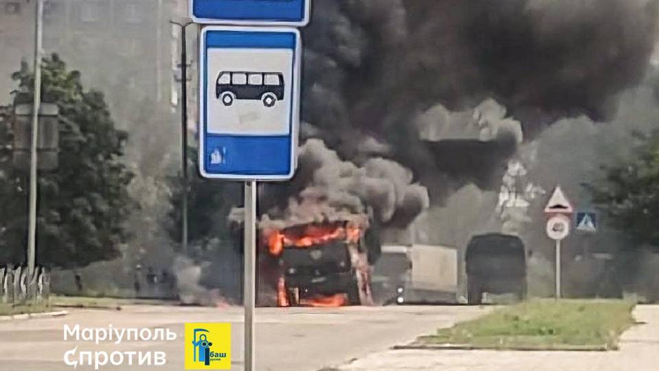 У Макіївці активісти підпалили російський військовий КамАЗ