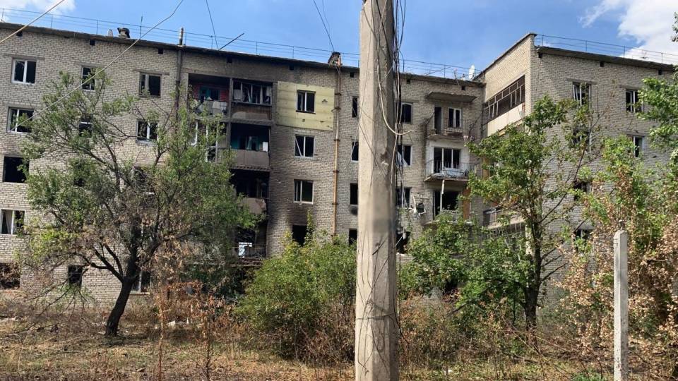 обстріл Донеччини, згорівший будинок на Донеччині