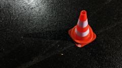 дорожній знак, конус на дорозі, попередження, дорога, ДТП, аварія