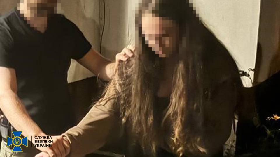 затримана російська агентка яка підпалювала авто ЗСУ