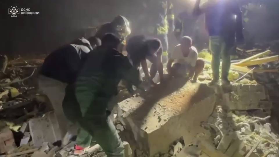 розбір завалів будинку на київщині