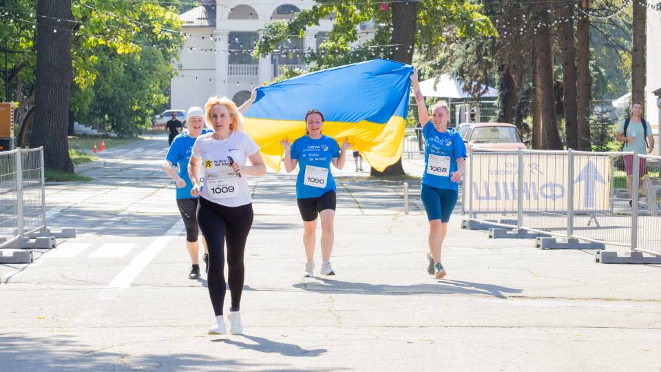 Майже пів тисячі учасників та зіркові амбасадори стали учасниками акції "Біжу за мову" на підтримку українців в окупації.