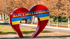 Костянтинівка, стела в Костянтинівці