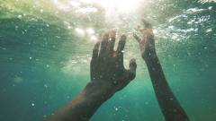 вода, руки, людина тоне у воді, річка утоплення, потопельник