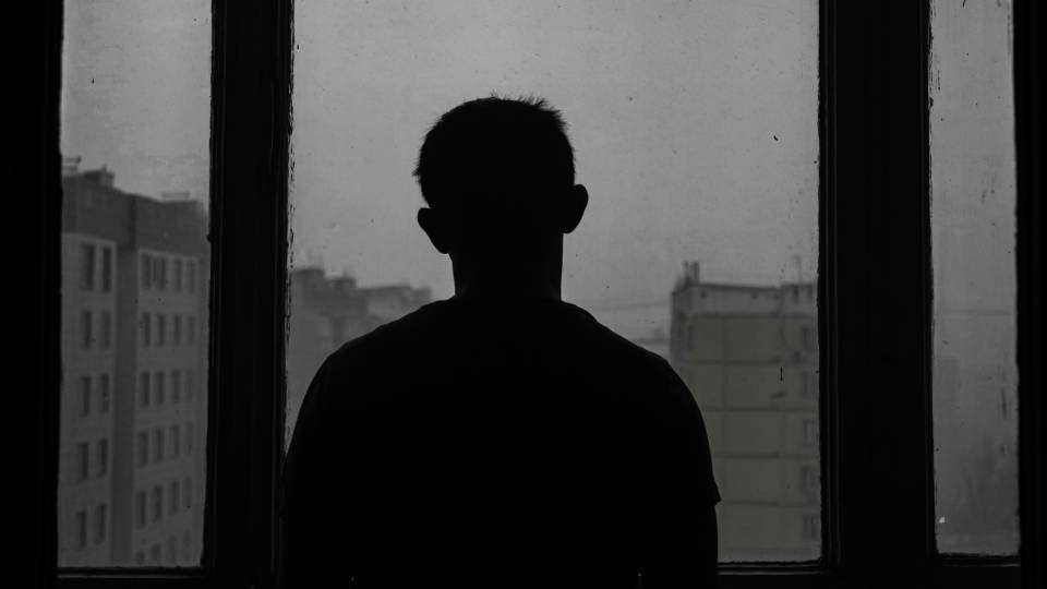 людина силует зниклий безвісти розшук вікно тінь