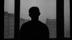 людина силует зниклий безвісти розшук вікно тінь