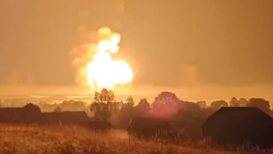 Масштабні вибухи в місті Торопець РФ