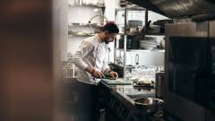 Промислові електроплити в ресторані на кухні