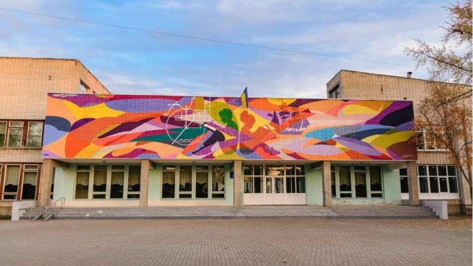 В окупованому Сіверськодонецьку росіяни знищили мурал Яна Птушка на ліцеї «Ювенес» (17 школі)